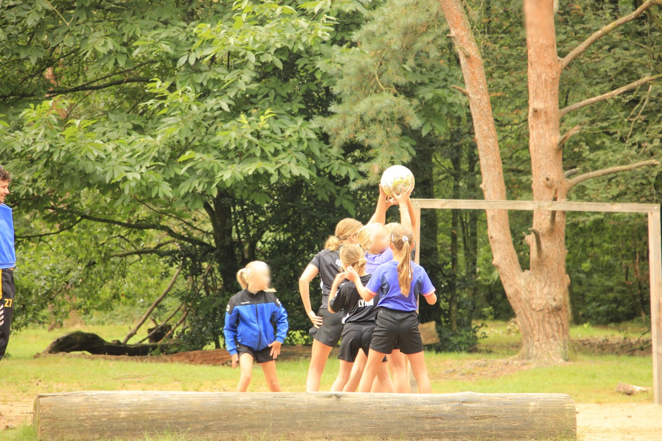 Bootcamp oefening voor kinderen in het bos