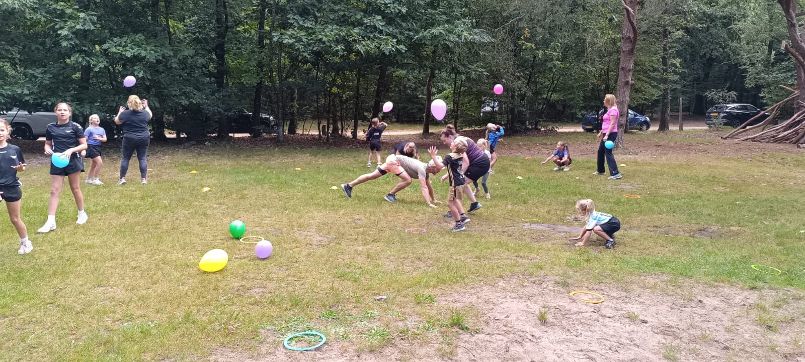 Bootcamp kinderen houden ballonnen hoog